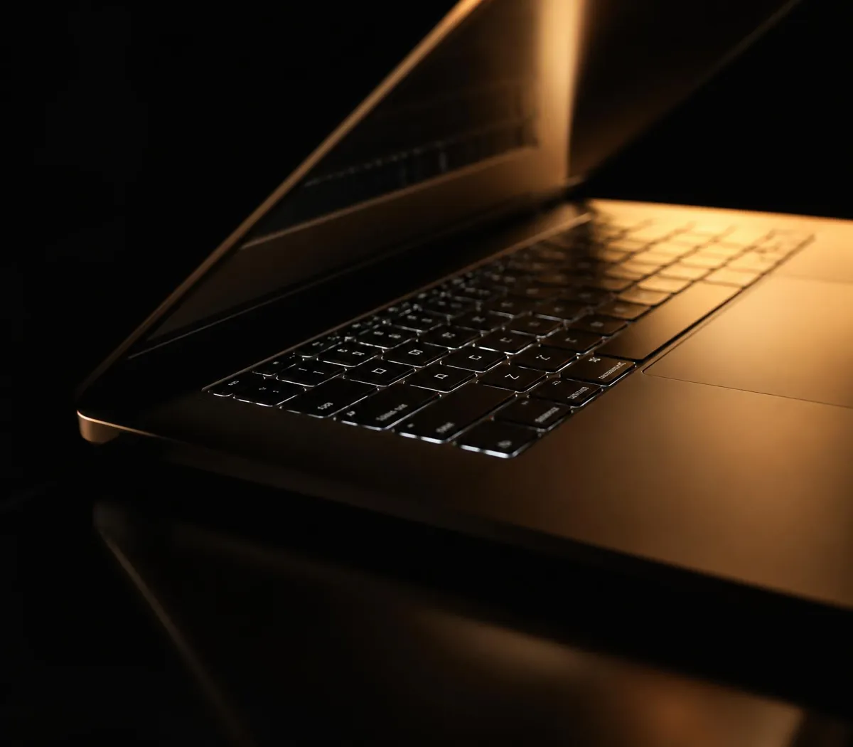 Närbild på laptop i varmt ljus — webbyrå i Värmland som bygger hemsidor